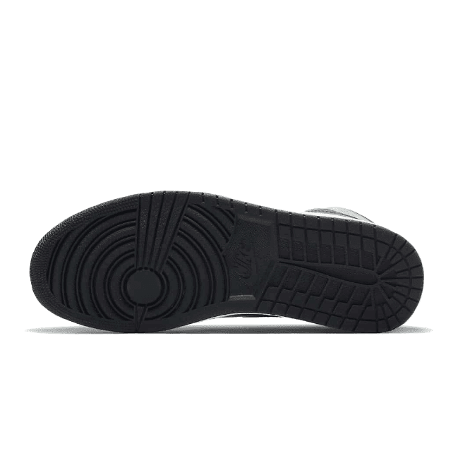Zwarte hoogwaardige Air Jordan 1 Retro High Patina sneakers op groene achtergrond