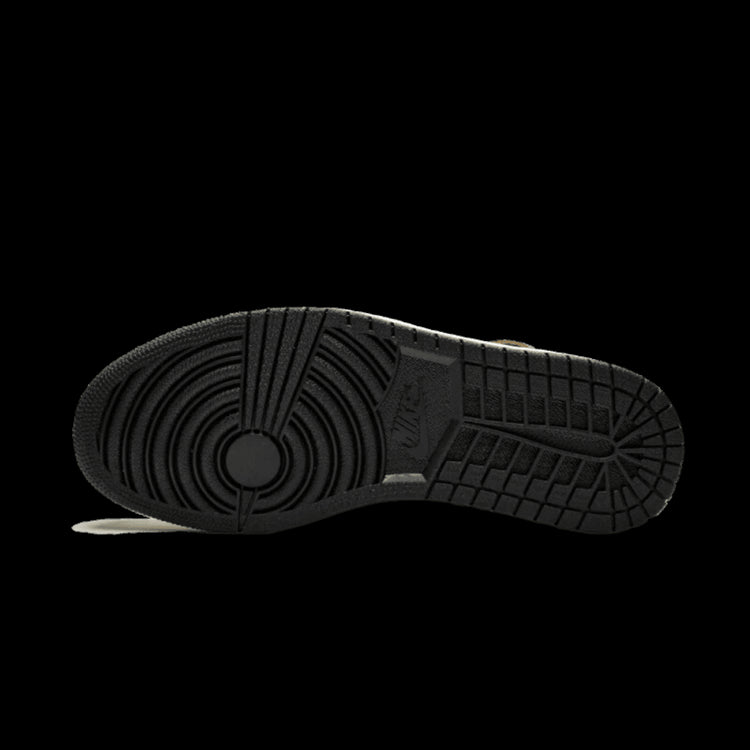 Zool van een zwarte sneaker met opvallende ronde streeppatroon en grip, weergegeven tegen een groene achtergrond.