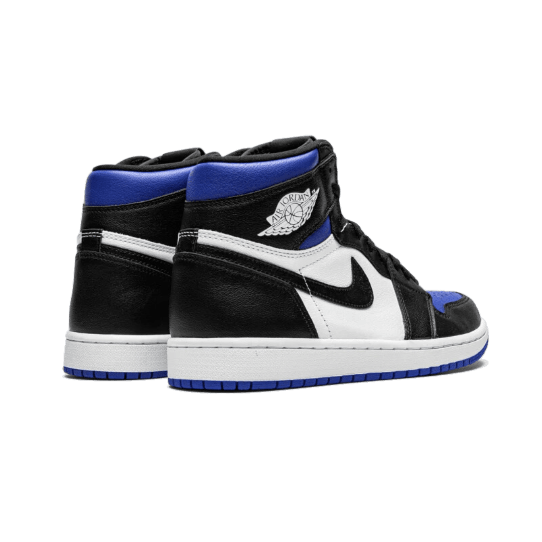 Exclusieve Nike Air Jordan 1 Retro High Royal Toe sneakers in stijlvolle zwart-blauwe kleurstelling op een groene achtergrond