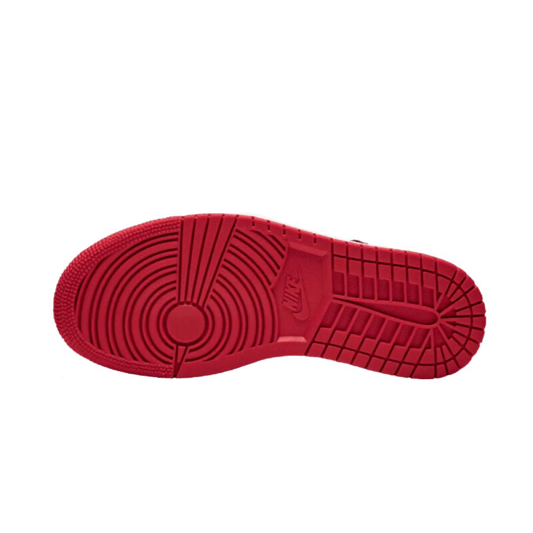 Rode Nike Air Jordan 1 Retro High Satin sneakers met een gekarteld rubberen zool voor optimale grip.