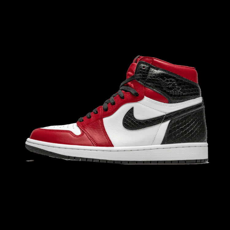 Rode, zwarte en witte Air Jordan 1 Retro High Satin Snake Chicago sneakers op een groene achtergrond