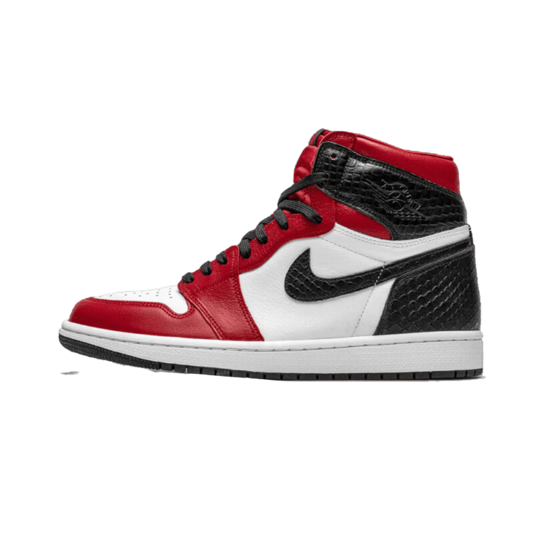 Rode, zwarte en witte Air Jordan 1 Retro High Satin Snake Chicago sneakers op een groene achtergrond