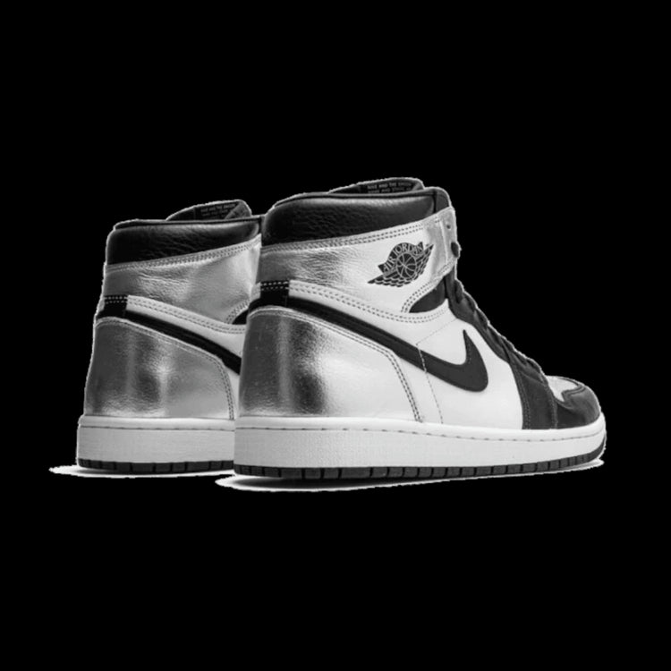 Zilverkleurige Air Jordan 1 Retro High-sneakers met zwart accent. Het designicoon heeft een opvallende zilveren afwerking en klassieke basketbalstijl. Deze exclusieve sneakers zijn het pronkstuk in elke sneakercollectie.