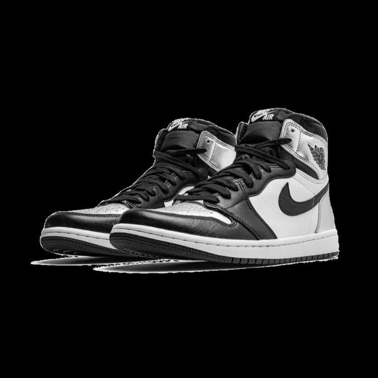 Exclusieve Nike Air Jordan 1 Retro High Silver Toe sneakers op groen oppervlak