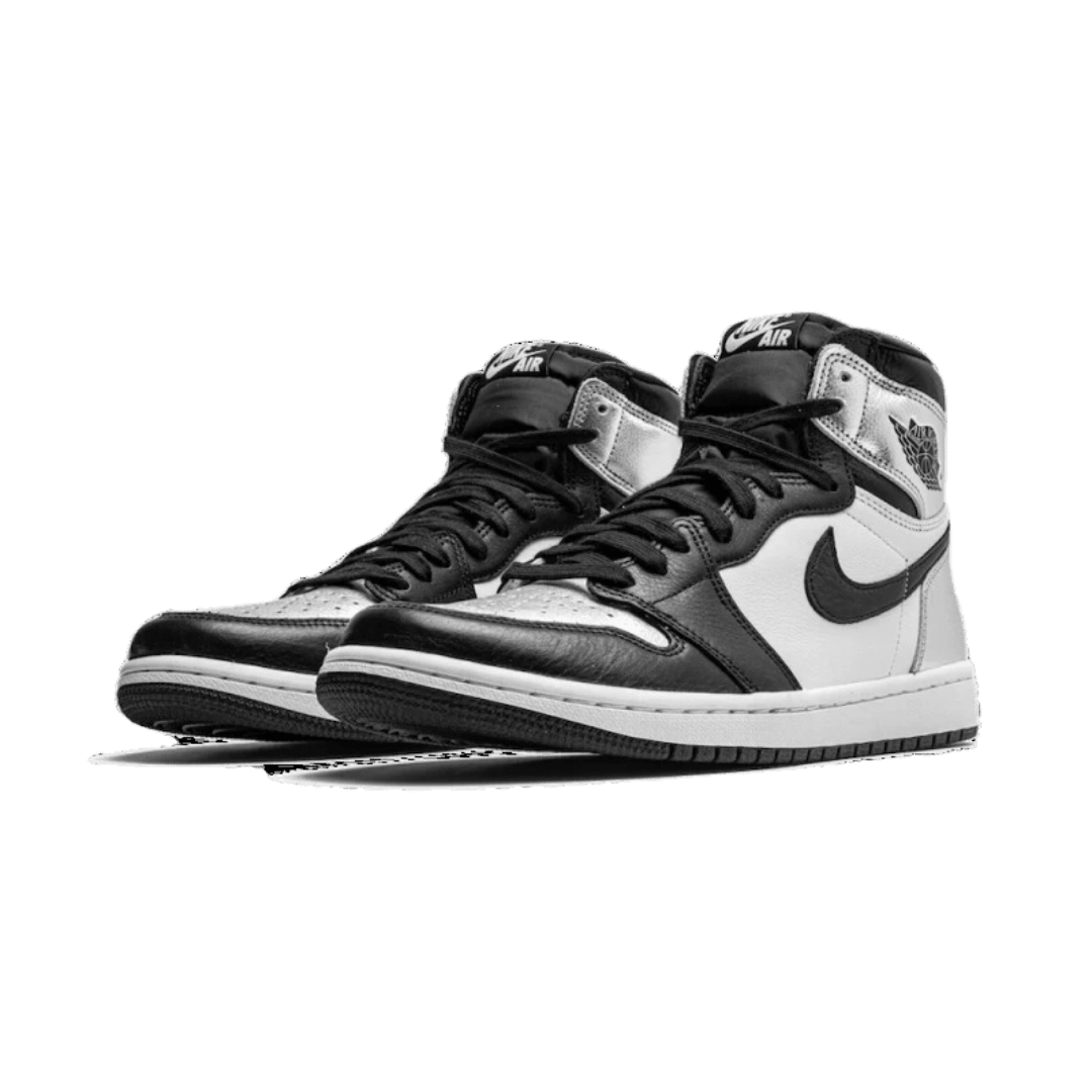 Exclusieve Nike Air Jordan 1 Retro High Silver Toe sneakers op groen oppervlak