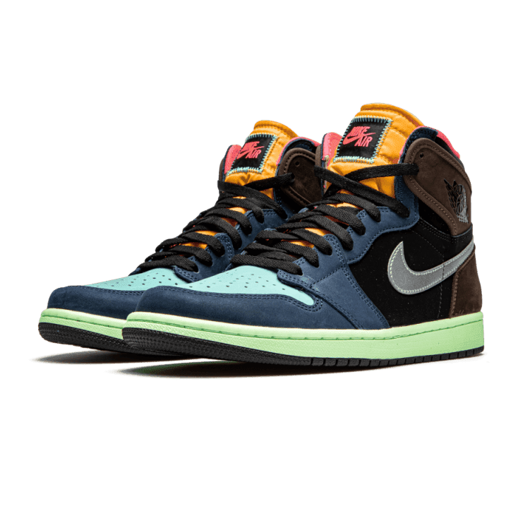 Exclusieve Nike Air Jordan 1 Retro High Tokyo Bio Hack sneakers op een groene achtergrond