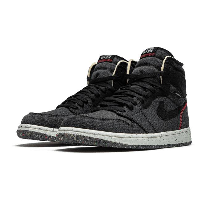 Zwarte Air Jordan 1 Retro High Zoom Space Hippie sneakers op een groenachtergrond