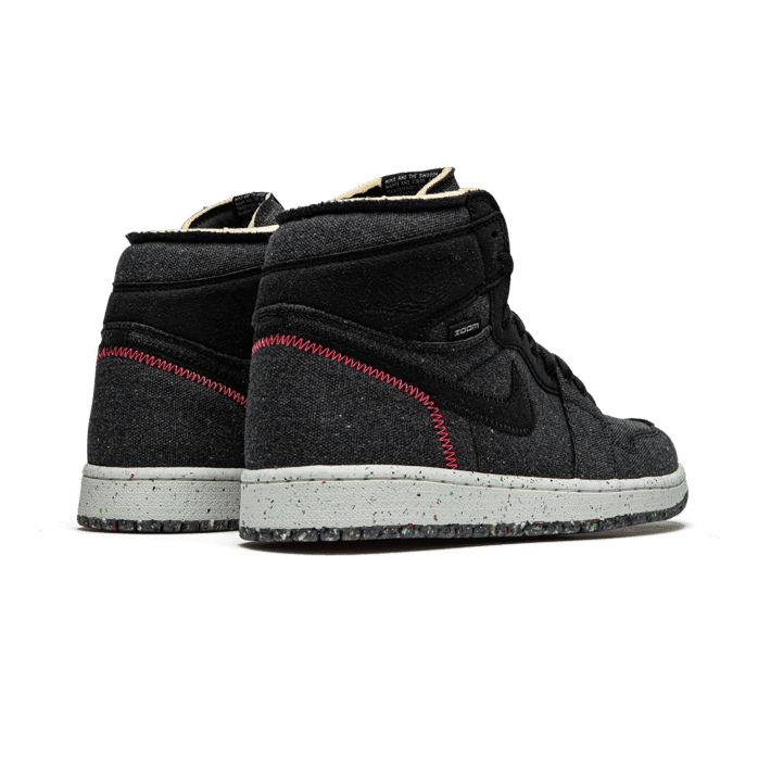 Zwarte, stijlvolle sneakers van Nike met rode accenten en een rubberen zool in beeld