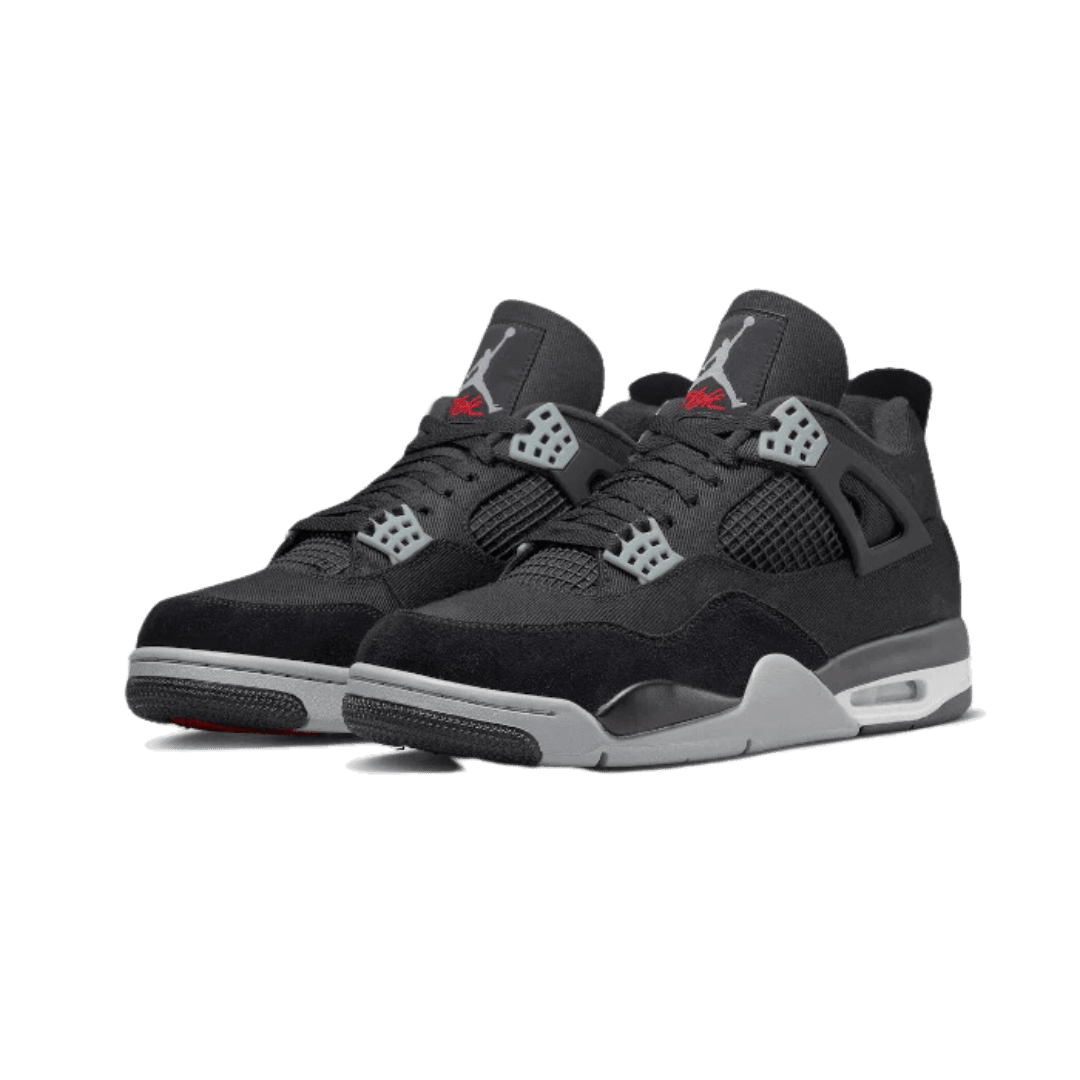 Zwarte Nike Air Jordan 4 sneakers met contrasterende kleuren en perforaties voor extra ventilatie