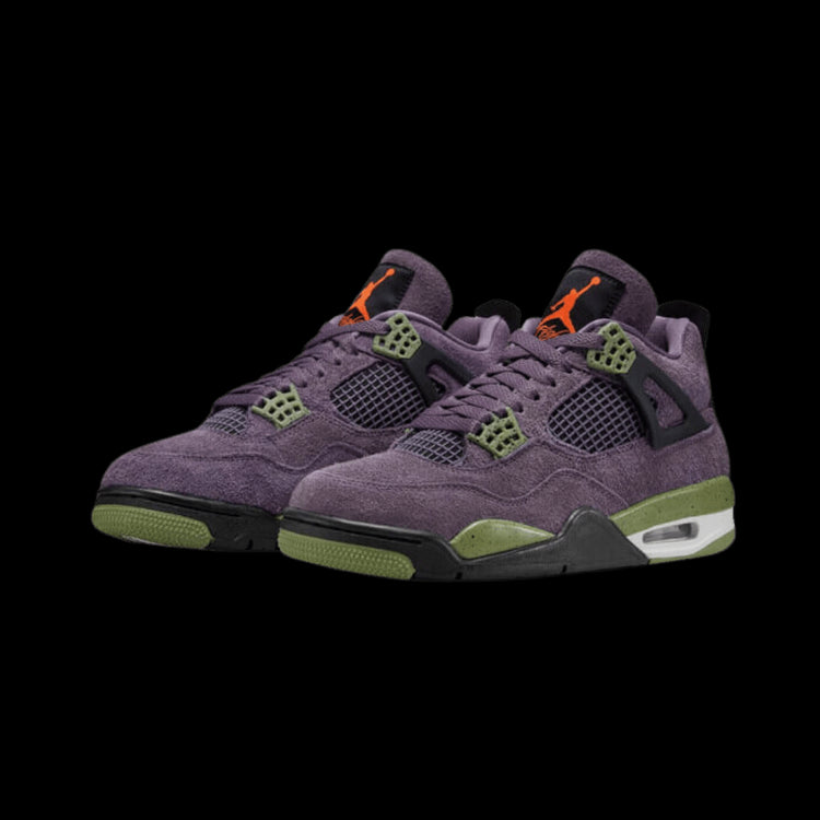 Paarse Air Jordan 4 Canyon sneakers op groene achtergrond