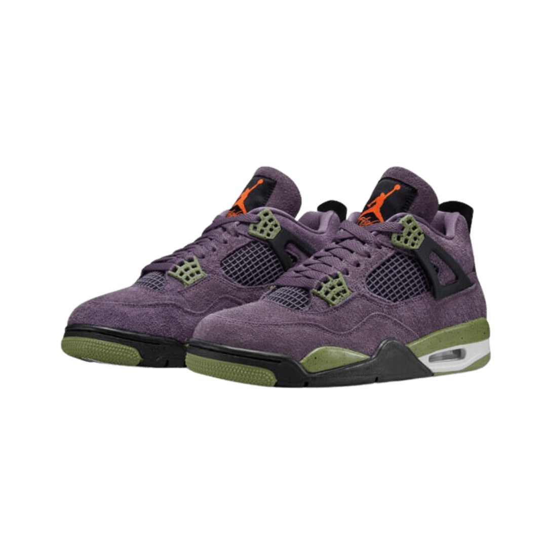 Paarse Air Jordan 4 Canyon sneakers op groene achtergrond