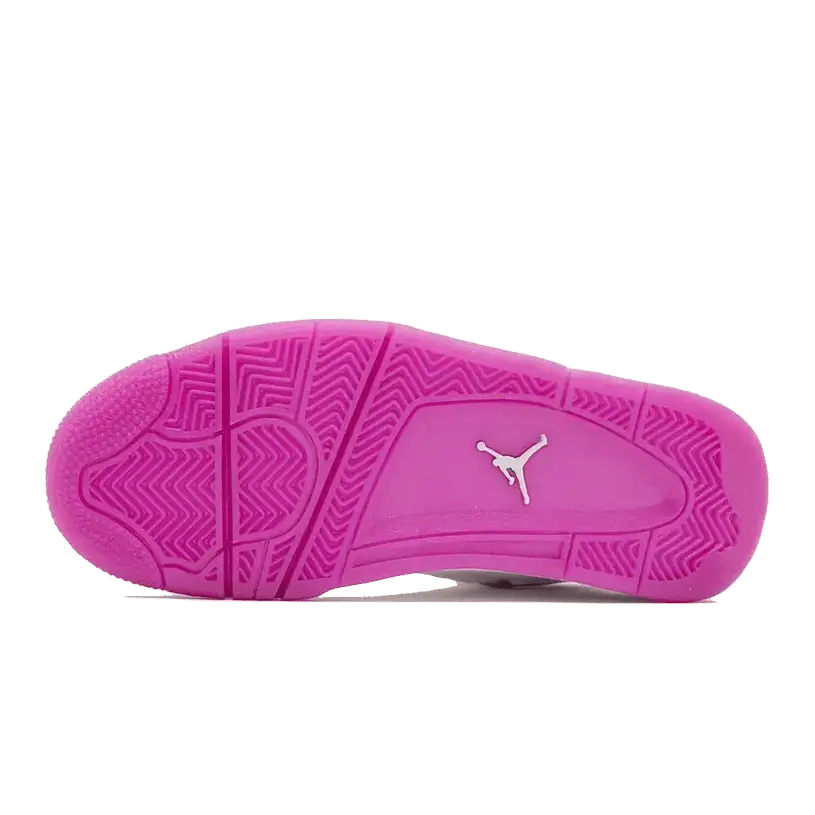 Roze Nike Air Jordan 4 sneakers met opvallende details