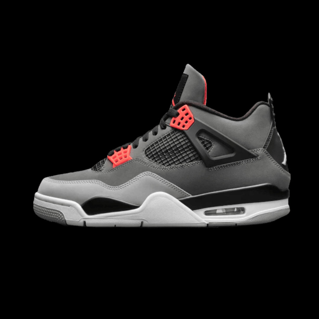 Stijlvolle Air Jordan 4 Infrared (2022) sneakers met grijze, zwarte en rode accenten op een witte ondergrond. Deze premium basketbalschoenen van het Nike merk staan bekend om hun uitstekende ondersteuning en duurzaamheid.