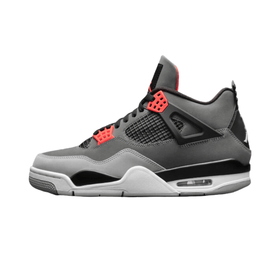Stijlvolle Air Jordan 4 Infrared (2022) sneakers met grijze, zwarte en rode accenten op een witte ondergrond. Deze premium basketbalschoenen van het Nike merk staan bekend om hun uitstekende ondersteuning en duurzaamheid.