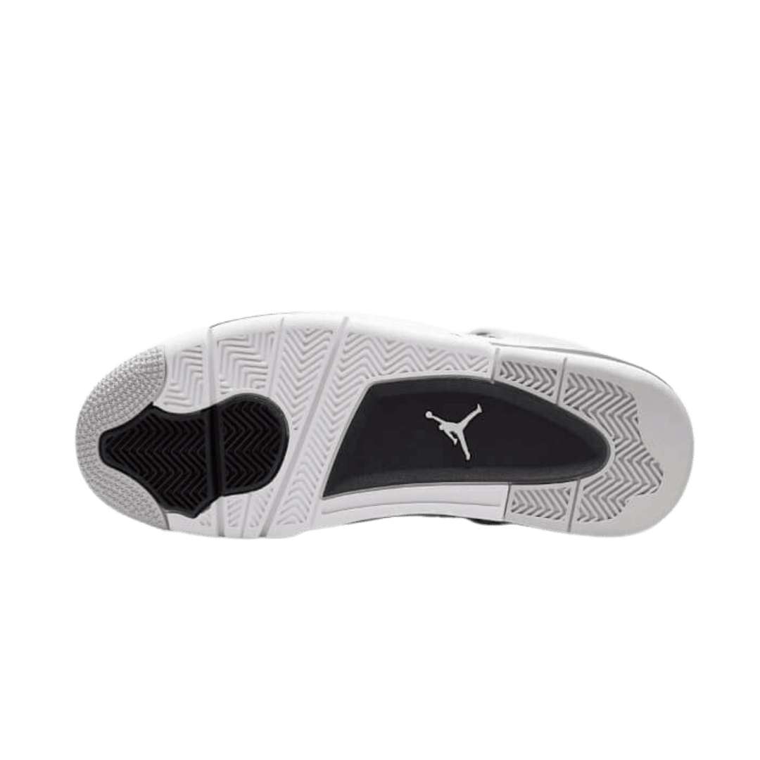 Exclusieve Nike Air Jordan 4 Military Black sneakers met een zwart-witte kleurencombinatie en een kenmerkend vetvilt design op de zool.