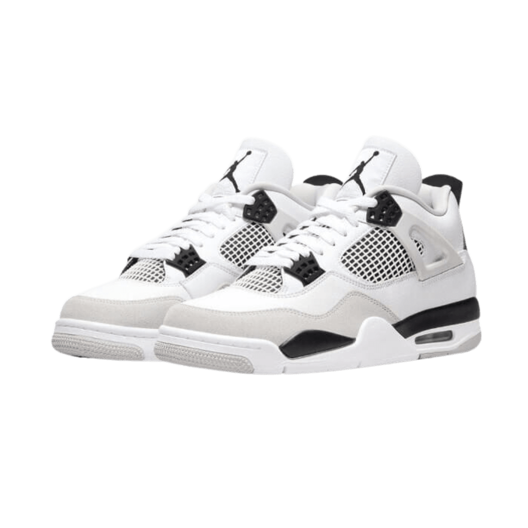 Witte Nike Air Jordan 4 Military Black sneakers op groene achtergrond