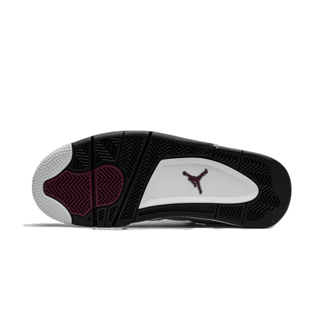 Grijze Air Jordan 4 PSG sneakers met bordeauxrode accenten op groene achtergrond