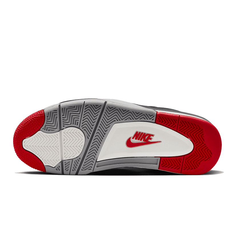 Moderne Nike Air Jordan 4 Retro sneakers in de klassieke Bred-kleurencombinatie van zwart, wit en rood. De sneakers hebben een opvallende, gestructureerde zool en een Nike-logo op de zijkant.