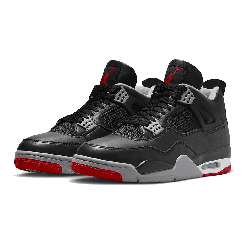 Zwarte Nike Air Jordan 4 Retro Bred Reimagined sneakers. Het productbeeld toont een paar exclusieve, hoogwaardige basketbalschoenen met een zwart, grijs en rood kleurenschema. De sneakers hebben een opvallend design met de kenmerkende Nike Air elementen en een robuuste, duurzame buitenzool.
