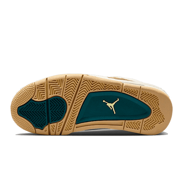 Exclusieve Nike Air Jordan 4 Retro Cacao Wow sneakers op een groene achtergrond. De sneakers hebben een bruin en blauw suède bovenstuk met een kenmerkende rubberen zool met gouden accenten.