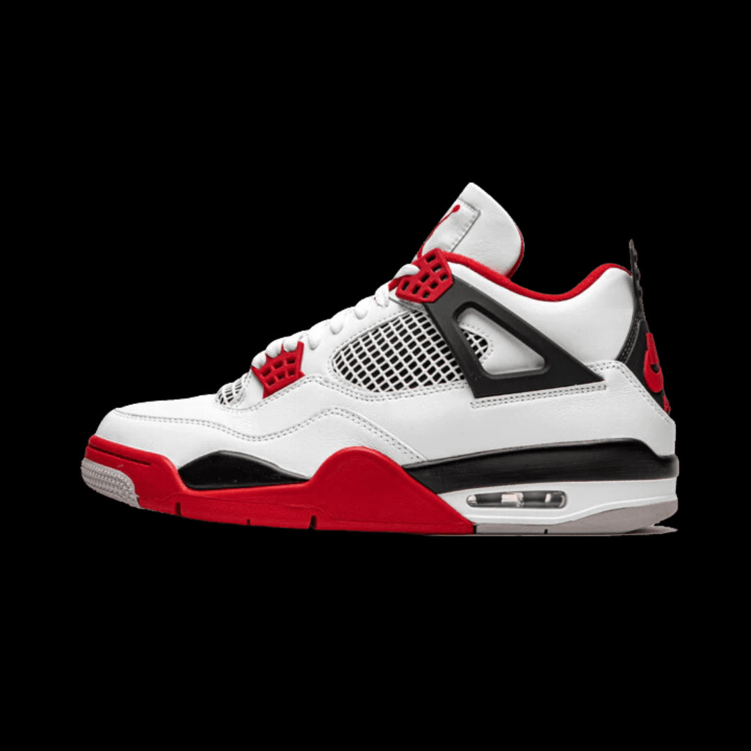 Witte Nike Air Jordan 4 Retro Fire Red sneakers met een rode rubberen zool, zwarte accenten en een opvallend rode rand op de middenzool.