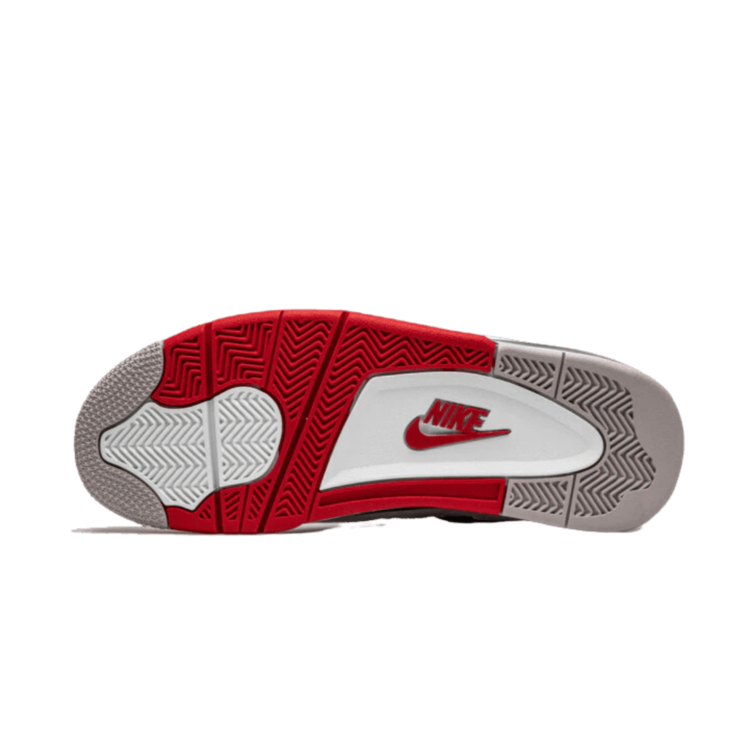Klassieke Nike Air Jordan 4 Retro Fire Red sneakers op een effen groene achtergrond