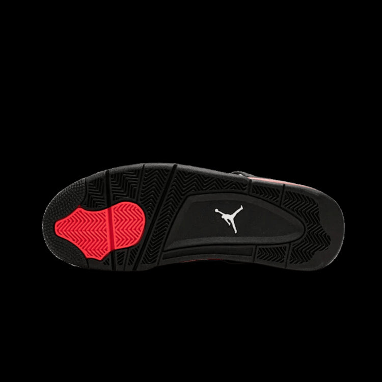 Zwarte Nike Air Jordan 4 Retro Red Thunder sneakers met felle rode accenten op de zool.