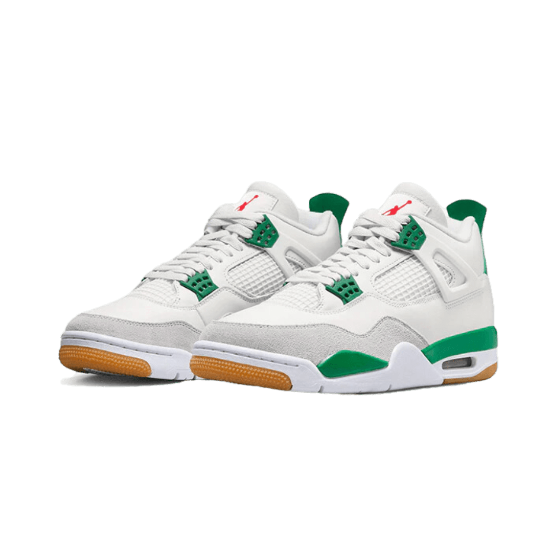 Witte Air Jordan 4 Retro SB Pine Green sneakers met groene accenten en een gumzool op groene achtergrond