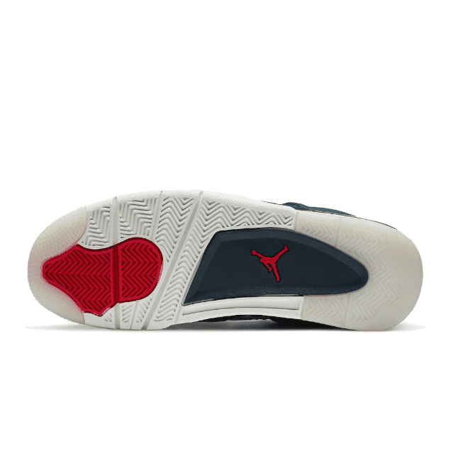 Stoere Air Jordan 4 Retro SE Deep Ocean sneakers van Nike. De exclusieve schoenen hebben een donkerblauwe bovenkant met rode accenten en een praktisch, ribbelpatroon zool voor optimaal comfort.
