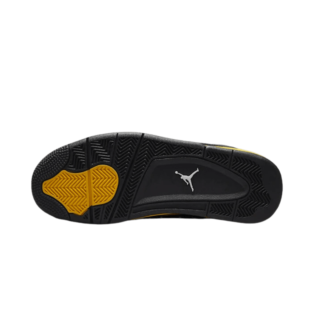 Zwart en gouden Air Jordan 4 Retro Thunder (2023) sneaker met een stevige rubberen zool.