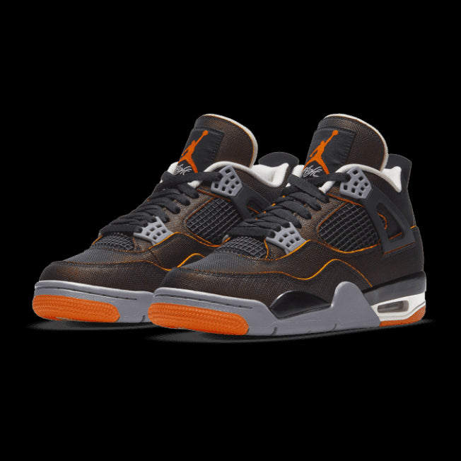 Prachtige Nike Air Jordan 4 SE Starfish sneakers in zwart en oranje. Deze sportieve schoenen hebben een opvallend designdetail met golvende patronen op het bovendeel en een contrasterende zool. Ze zijn een eyecatcher op elke streetstyle outfit.