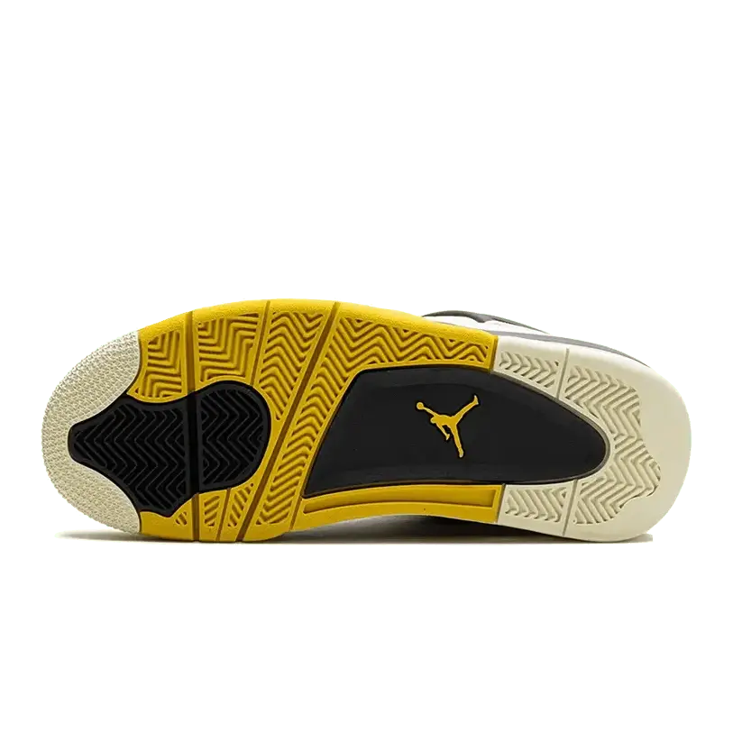 Afbeelding toont de zool van een Air Jordan 4 Vivid Sulfur sneaker. De opvallende gele zool met zwarte en witte patronen is zichtbaar. Het is een hoogwaardige sneaker van het bekende sportmerk Nike.