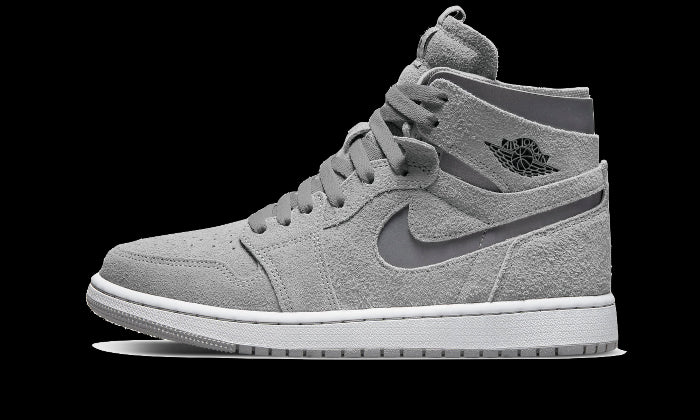 Exclusieve Nike Air Jordan 1 High Zoom CMFT sneakers in een stijlvolle Medium Grey kleur, vastgelegd op een solide groene achtergrond.
