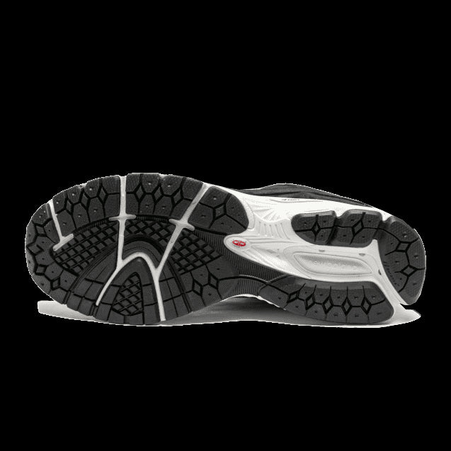 Nieuwe New Balance 2002R sneakers in zwart-sepia. De zolen met antislip-profiel bieden grip en stabiliteit voor een comfortabele loopervaring.