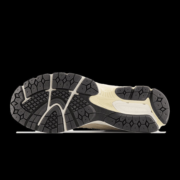 Stevige, duurzame New Balance 2002R Calm Taupe sneakers met een robuuste zool voor optimale grip en stabiliteit.