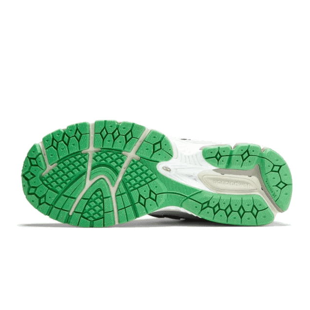 Stijlvolle New Balance 2002R GANNI Rain Cloud sneakers met een opvallend groen wafelpatroon op de zool