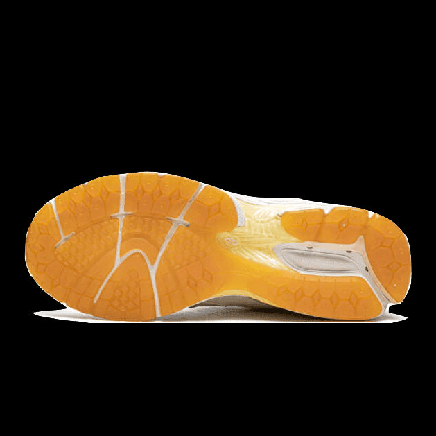 Nieuwe New Balance 2002R Joe Freshgoods Conversations Amongst Us-sneakers op de afbeelding. De sneakers hebben een oranje zool en een wit bovenwerk met opvallende grafische patronen. De schoenen tonen de innovatieve ontwerptechnieken en stijlkenmerken van New Balance.