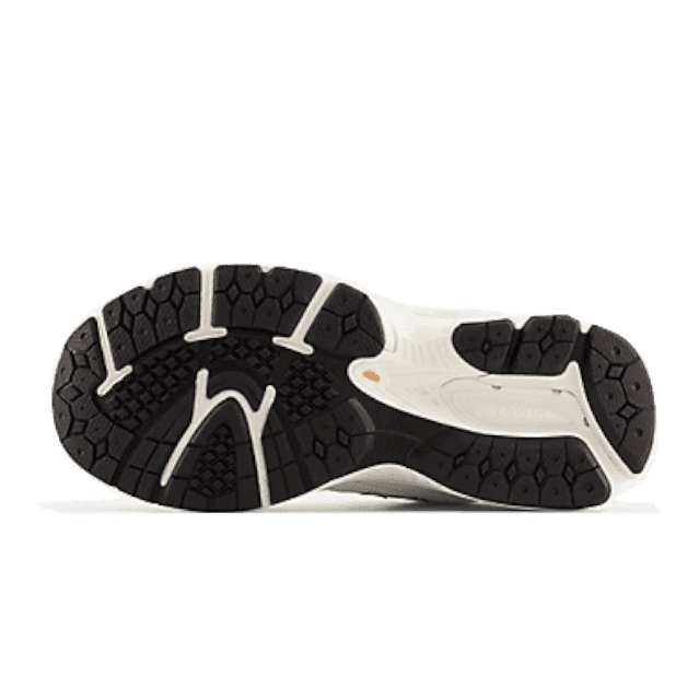 Exclusieve New Balance 2002R Reflection Sea Salt sneakers op foto. Stoere zool met opvallend patroon voor optimaal comfort tijdens het wandelen of hardlopen.