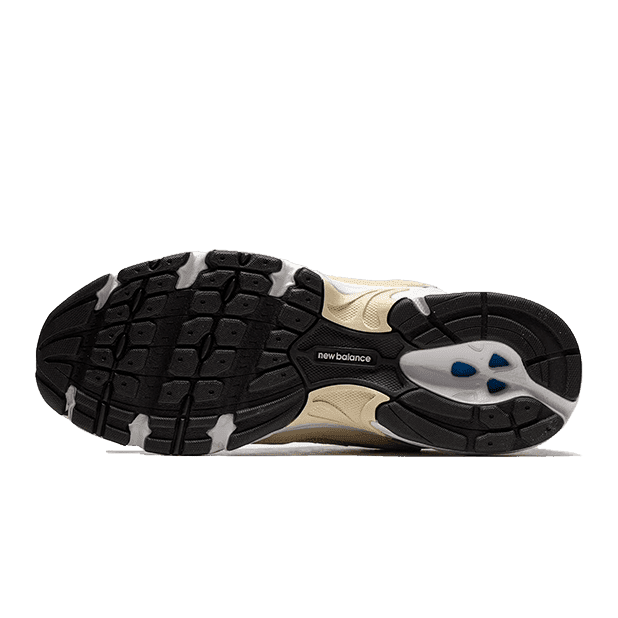 Sneakers New Balance 530 Beige Aluminum met geribbelde zool en flexibele demping voor een comfortabele wandelervaring.