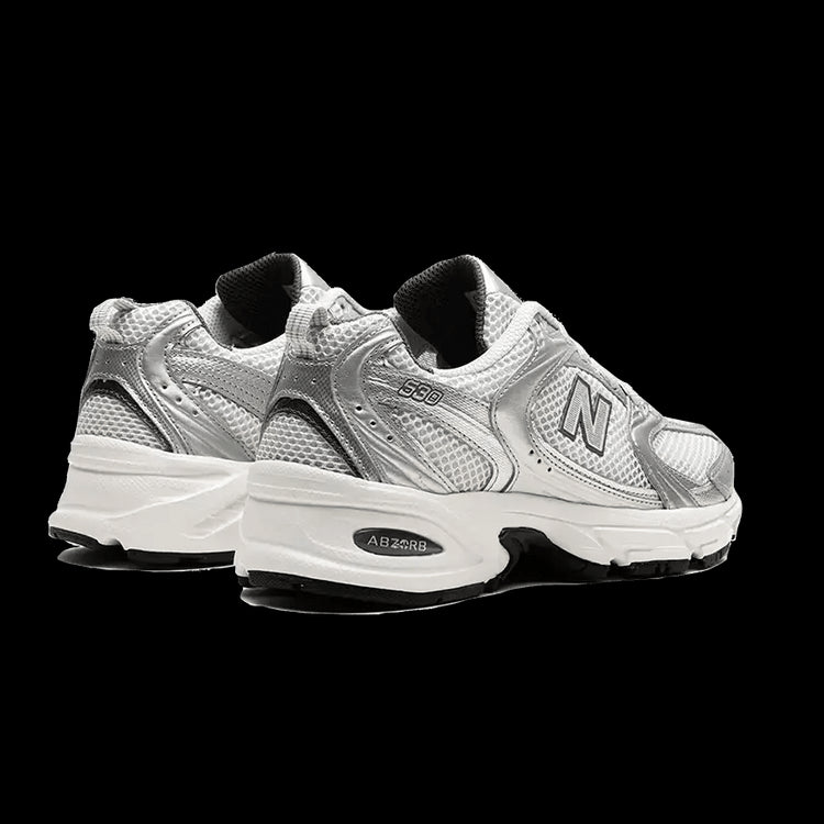 Grijze New Balance 530 sneakers met zilveren metalen accenten