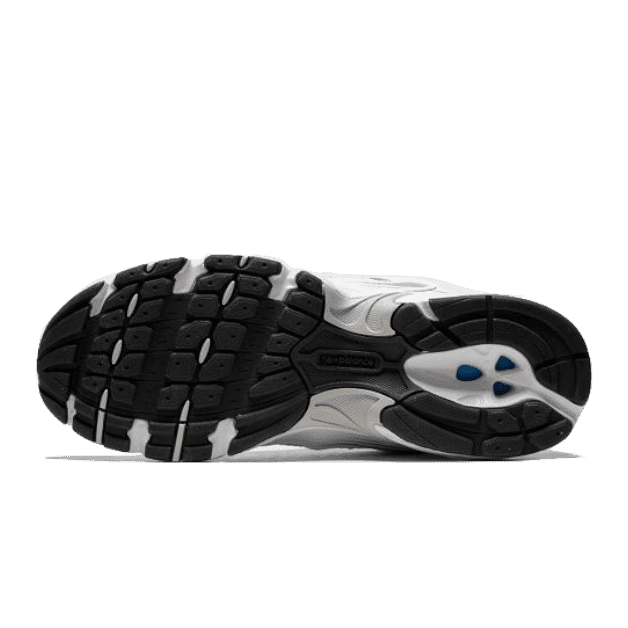 Nieuwe New Balance 530 Munsell White sneakers met een opvallend zwart-wit patroon op de zool die zorgt voor grip en demping.
