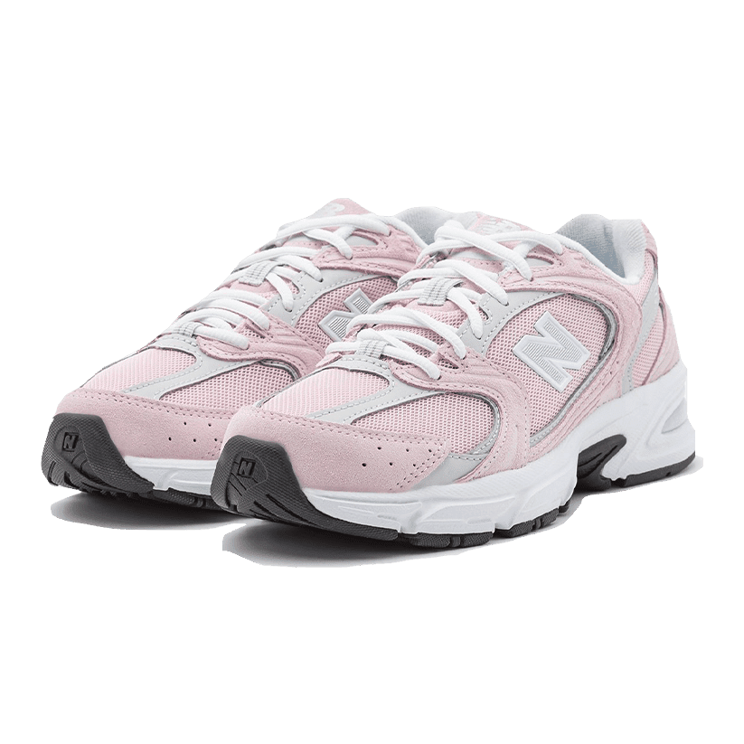 Roze New Balance 530 sneakers op een neutrale achtergrond