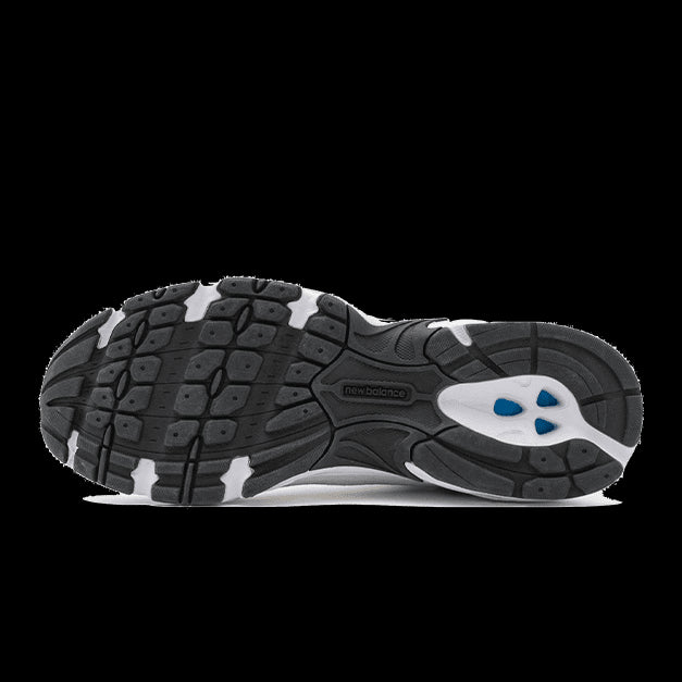 Nieuwe Balance 530 Summer Fog sneakers met rubberen zool met dieplopend profiel voor grip en stabiliteit. Het moderne, grijze design met witte accenten geeft deze sportieve sneakers een stijlvolle uitstraling.