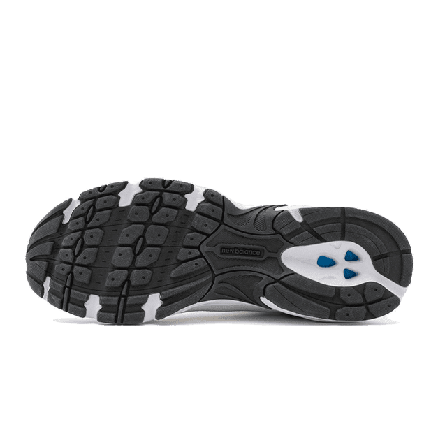 Nieuwe Balance 530 Summer Fog sneakers met rubberen zool met dieplopend profiel voor grip en stabiliteit. Het moderne, grijze design met witte accenten geeft deze sportieve sneakers een stijlvolle uitstraling.