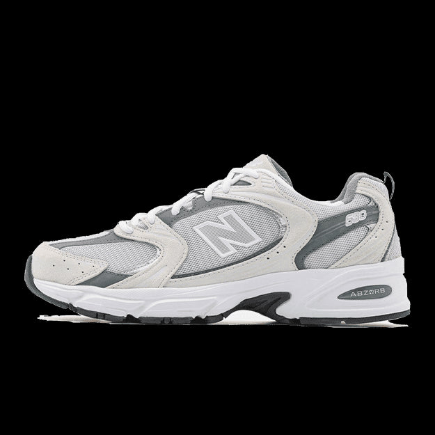 Moderne New Balance 530 Summer Fog sneakers in grijze en witte tinten. Deze veelzijdige sportieve schoenen zijn ideaal voor casual stijl.