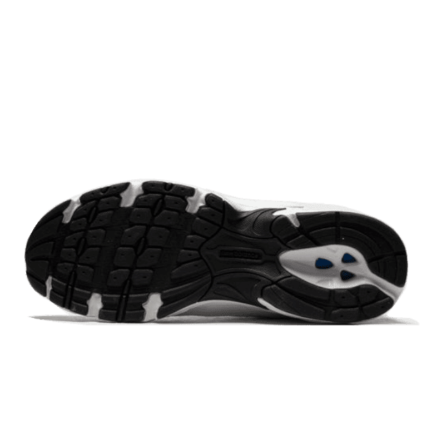 Zwart-witte New Balance 530-sneakers met gedetailleerde zool op groene achtergrond