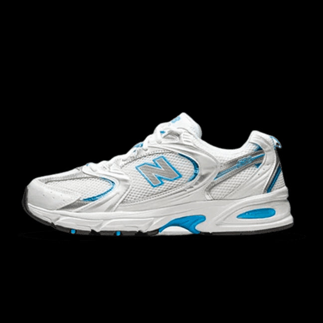 Sneakers New Balance 530 met wit en lichtblauwe kleurstelling, het bekende New Balance logo is duidelijk zichtbaar op de zijkant van de schoen.