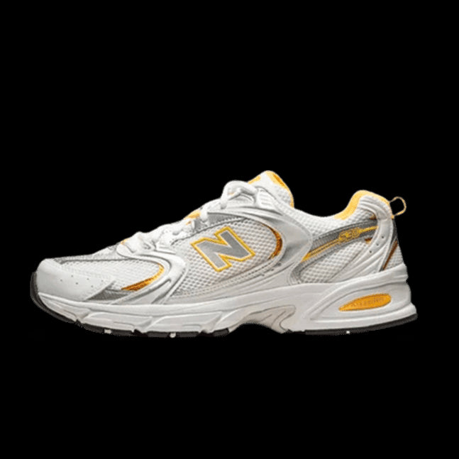 Witte New Balance 530 sneakers met vibrante abrikozen en zilverkleurige accenten