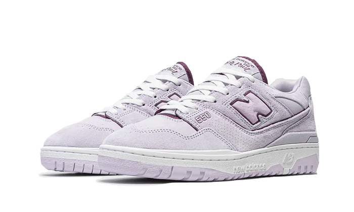 Elegante sneakers New Balance 550 Rich Paul Forever Yours op effen achtergrond