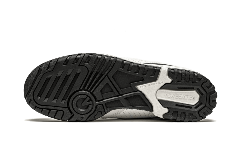 Stijlvolle New Balance 550 Sea Salt Black sneakers met robuuste zool en kleurrijke details